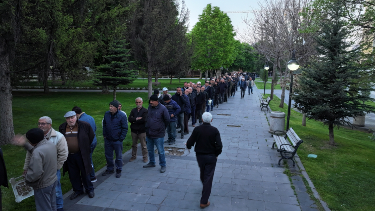 DOMATES FİDESI DAĞITIMINDA KUYRUĞUN SONU YOK.