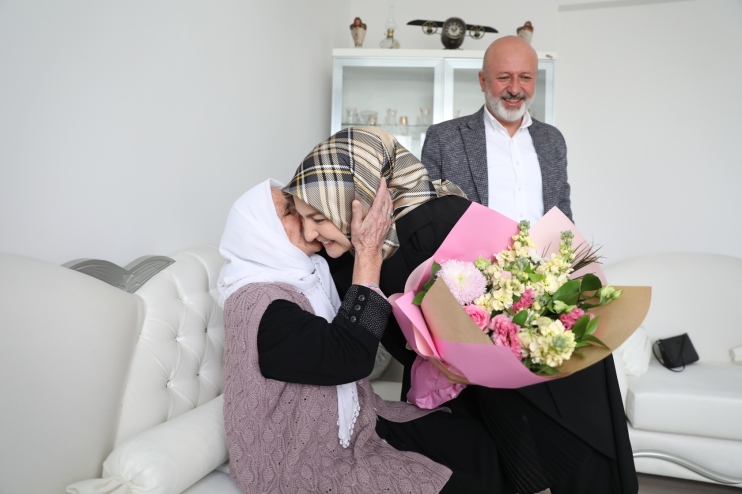 BAŞKAN ÇOLAKBAYRAKDAR’DAN 109 YAŞINDAKİ ŞEMSİ TEYZE’YE ANNELER GÜNÜ SÜRPRİZİ