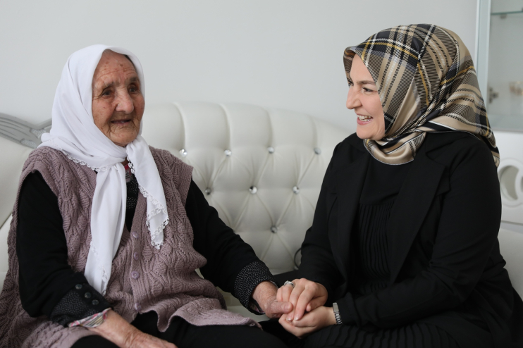 BAŞKAN ÇOLAKBAYRAKDAR’DAN 109 YAŞINDAKİ ŞEMSİ TEYZE’YE ANNELER GÜNÜ SÜRPRİZİ