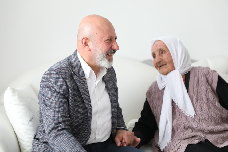 BAŞKAN ÇOLAKBAYRAKDAR’DAN 109 YAŞINDAKİ ŞEMSİ TEYZE’YE ANNELER GÜNÜ SÜRPRİZİ