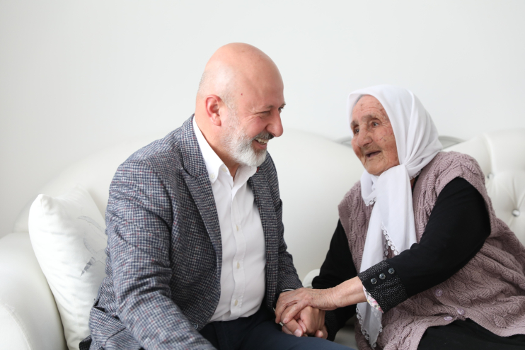 BAŞKAN ÇOLAKBAYRAKDAR’DAN 109 YAŞINDAKİ ŞEMSİ TEYZE’YE ANNELER GÜNÜ SÜRPRİZİ