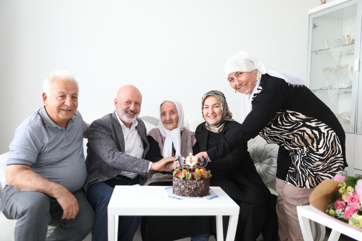 BAŞKAN ÇOLAKBAYRAKDAR’DAN 109 YAŞINDAKİ ŞEMSİ TEYZE’YE ANNELER GÜNÜ SÜRPRİZİ
