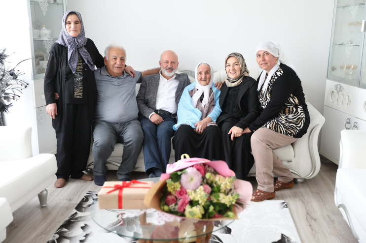 BAŞKAN ÇOLAKBAYRAKDAR’DAN 109 YAŞINDAKİ ŞEMSİ TEYZE’YE ANNELER GÜNÜ SÜRPRİZİ