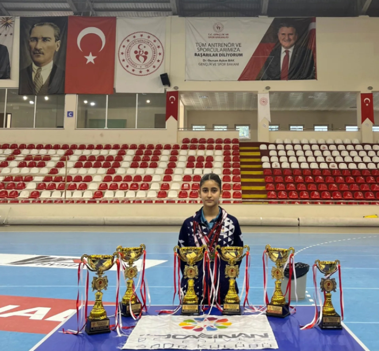 KOCASİNAN SPORCULARI HEM YILDIZLARDA HEM DE ÇİFTLERDE TÜRKİYE ŞAMPİYONU