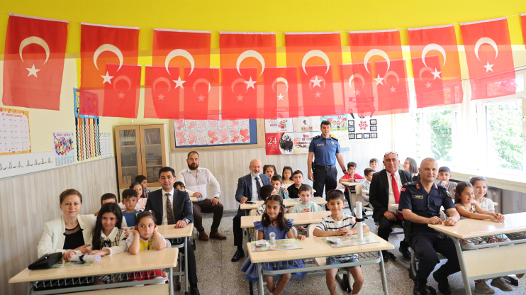 BAŞKAN ÇOLAKBAYRAKDAR, ÖĞRENCİLERİN KARNE SEVİNCİNE ORTAK OLDU