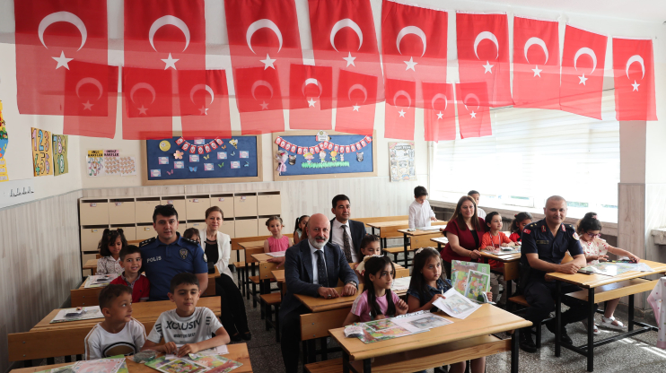 BAŞKAN ÇOLAKBAYRAKDAR, ÖĞRENCİLERİN KARNE SEVİNCİNE ORTAK OLDU