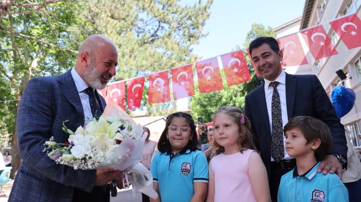 BAŞKAN ÇOLAKBAYRAKDAR, ÖĞRENCİLERİN KARNE SEVİNCİNE ORTAK OLDU