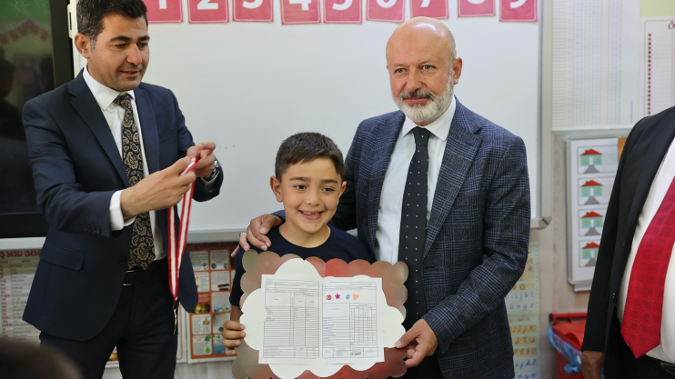 BAŞKAN ÇOLAKBAYRAKDAR, ÖĞRENCİLERİN KARNE SEVİNCİNE ORTAK OLDU