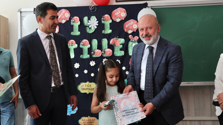 BAŞKAN ÇOLAKBAYRAKDAR, ÖĞRENCİLERİN KARNE SEVİNCİNE ORTAK OLDU