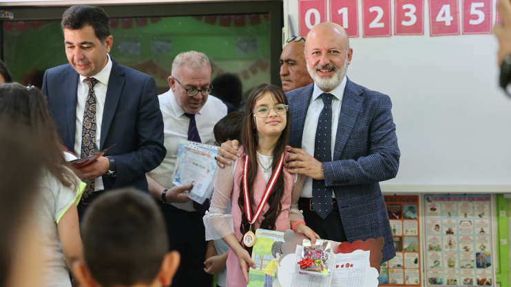 BAŞKAN ÇOLAKBAYRAKDAR, ÖĞRENCİLERİN KARNE SEVİNCİNE ORTAK OLDU