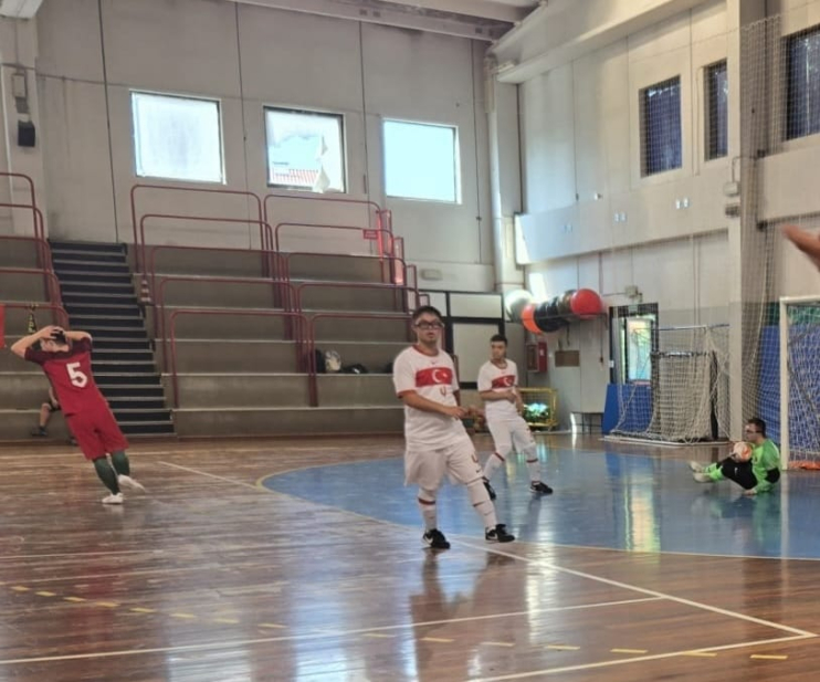 BAŞKAN ÇOLAKBAYRAKDAR, AVRUPA İKİNCİSİ OLAN KOCASİNAN’IN ÖZEL SPORCUSUNU TEBRİK ETTİ