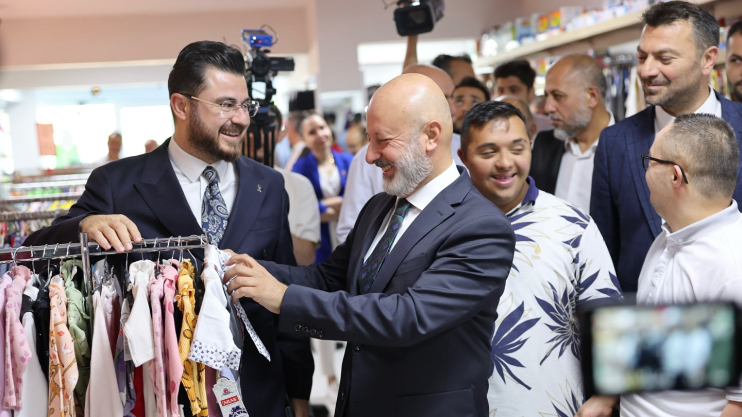 BAŞKAN ÇOLAKBAYRAKDAR ,“VİCDANİ BİR SORUMLULUK OLAN DOST ELİ, TÜM KAYSERİ’YE YAYILACAK”