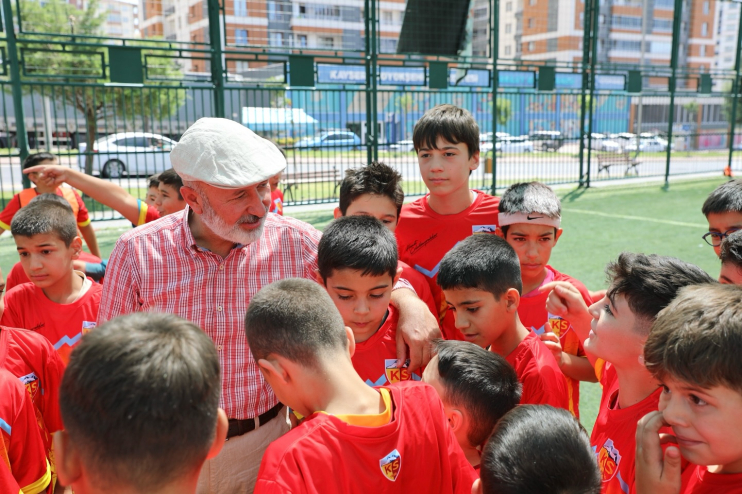 BAŞKAN ÇOLAKBAYRAKDAR YAZ OKULLARINDA ÇOCUKLARLA BULUŞTU