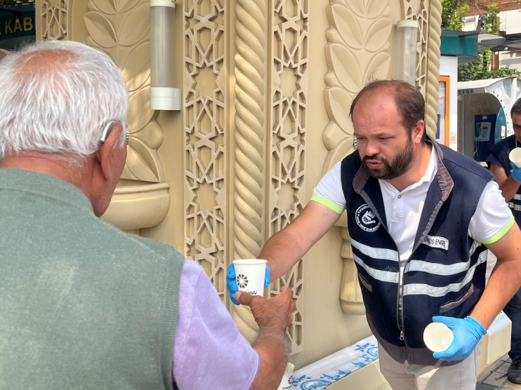 KOCASİNANDAN SICAK HAVADA BUZ GİBİ LİMONATA İKRAMI