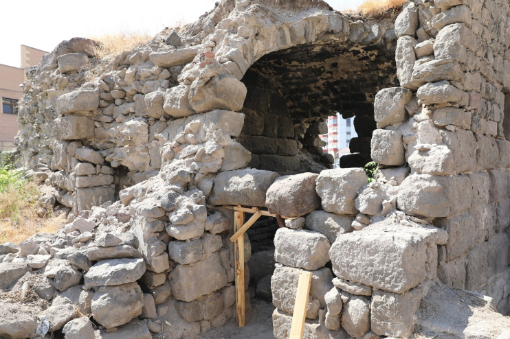 BAŞKAN ÇOLAKBAYRAKDAR, “KAYSERİ’NİN İLK MEDRESESİNİ KÜLTÜR HAZİNEMİZE YENİDEN KAZANDIRIYORUZ”