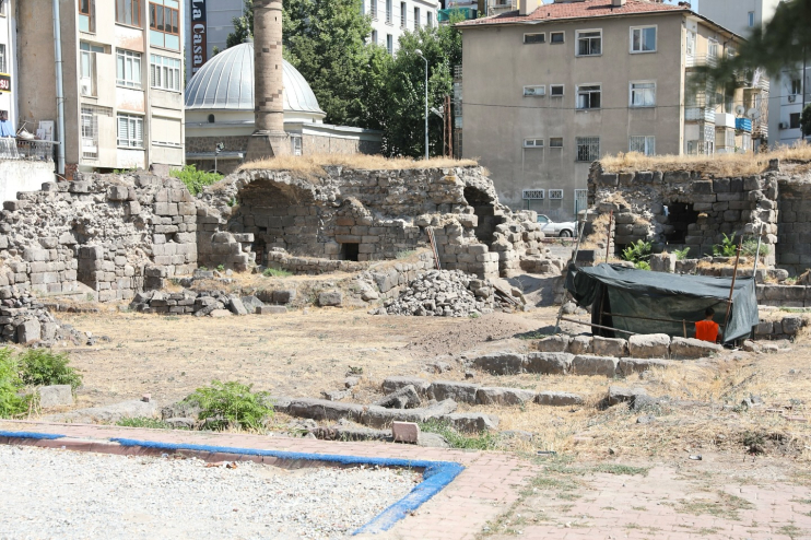 BAŞKAN ÇOLAKBAYRAKDAR, “KAYSERİ’NİN İLK MEDRESESİNİ KÜLTÜR HAZİNEMİZE YENİDEN KAZANDIRIYORUZ”