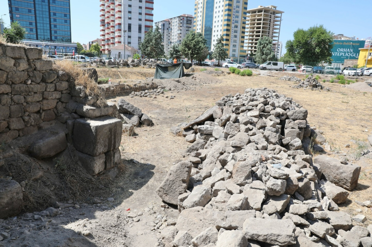 BAŞKAN ÇOLAKBAYRAKDAR, “KAYSERİ’NİN İLK MEDRESESİNİ KÜLTÜR HAZİNEMİZE YENİDEN KAZANDIRIYORUZ”