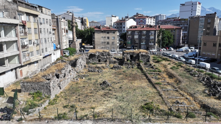 BAŞKAN ÇOLAKBAYRAKDAR, “KAYSERİ’NİN İLK MEDRESESİNİ KÜLTÜR HAZİNEMİZE YENİDEN KAZANDIRIYORUZ”