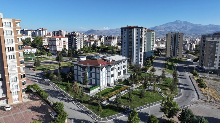 BAŞKAN ÇOLAKBAYRAKDAR’DAN KAYSERİ’YE TÜRKİYE’NİN EN GÖRKEMLİ KÜTÜPHANESİ