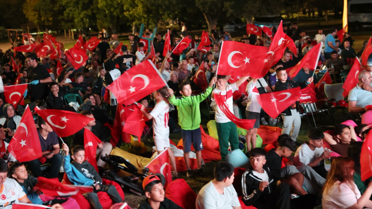 DEV EKRANDA MİLLİ MAÇ HEYECANI KOCASİNAN’DA YAŞANDI