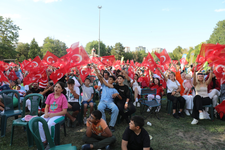 DEV EKRANDA MİLLİ MAÇ HEYECANI KOCASİNAN’DA YAŞANDI