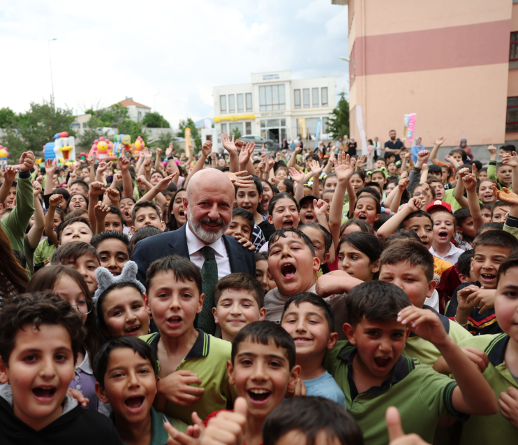 BAŞKAN ÇOLAKBAYRAKDAR: “EVLATLARIMIZI MUTLU ETMEK İÇİN ÇALIŞIYORUZ”