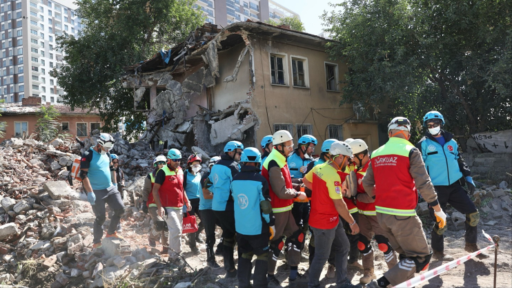 BAŞKAN ÇOLAKBAYRAKDAR: “DEPREM GERÇEĞİNİ UNUTMAYALIM, HER DAİM HAZIRLIKLI OLMALIYIZ”