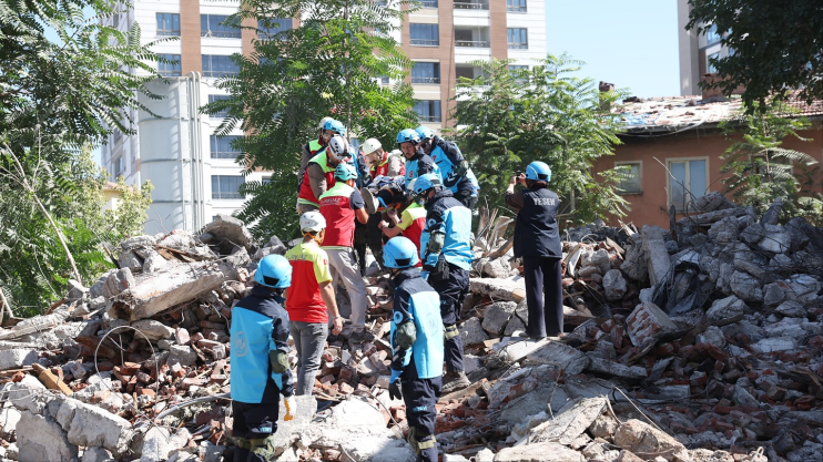 BAŞKAN ÇOLAKBAYRAKDAR: “DEPREM GERÇEĞİNİ UNUTMAYALIM, HER DAİM HAZIRLIKLI OLMALIYIZ”