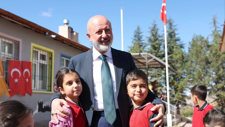 BAŞKAN ÇOLAKBAYRAKDAR: “BİR ŞEHRİN KALBİ, ÇOCUKLARIN GÜLÜŞÜYLE ATAR”