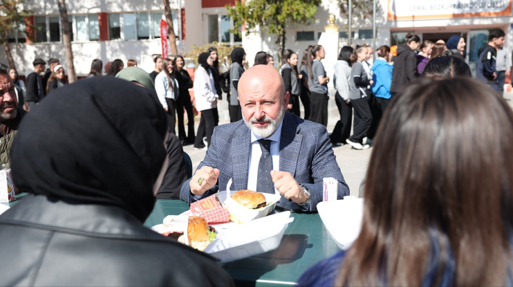 BAŞKAN ÇOLAKBAYRAKDAR: “GENÇLERİMİZİN GÜCÜYLE GELECEĞİN TÜRKİYE’SİNİ İNŞA EDİYORUZ”