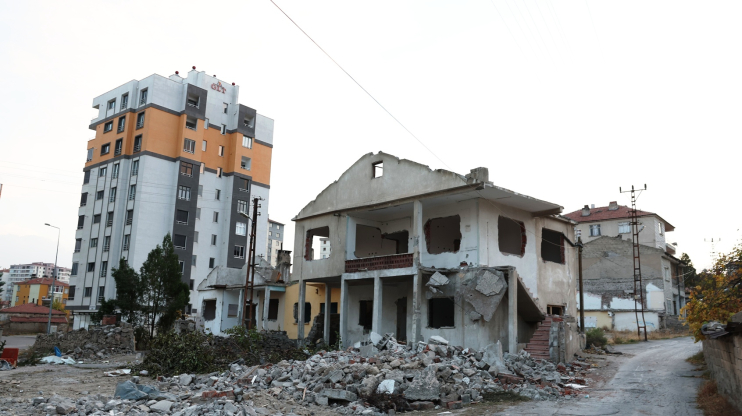 BAŞKAN ÇOLAKBAYRAKDAR UĞUREVLER’DE: “GELECEĞİN MODERN MAHALLESİNİ İNŞA EDİYORUZ”