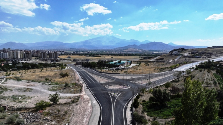 BAŞKAN ÇOLAKBAYRAKDAR, “KAYSERİ’MİZİN TRAFİK YÜKÜNÜ HAFİFLETEN AKILLI KAVŞAKLARI YAYGINLAŞTIRIYORUZ”