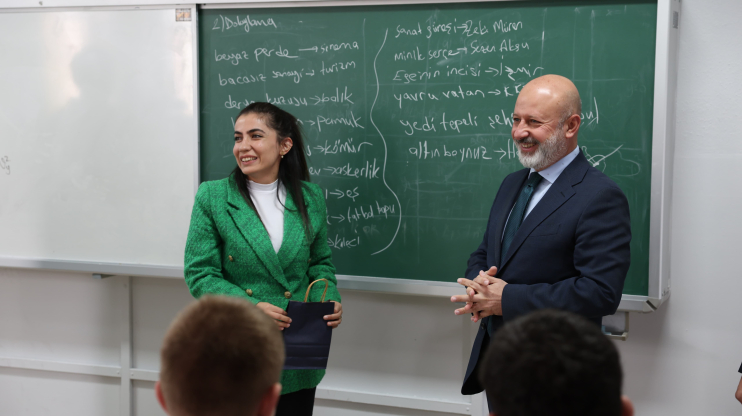 BAŞKAN ÇOLAKBAYRAKDAR’DAN KOCASİNAN’DAKİ TÜM ÖĞRETMENLERE ANLAMLI HEDİYE