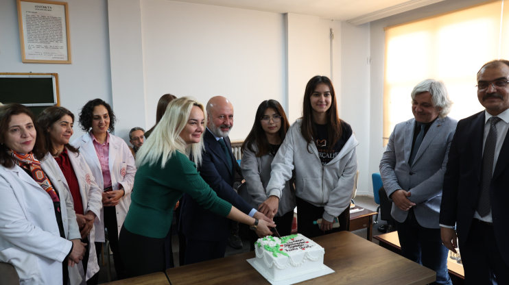 BAŞKAN ÇOLAKBAYRAKDAR’DAN KOCASİNAN’DAKİ TÜM ÖĞRETMENLERE ANLAMLI HEDİYE
