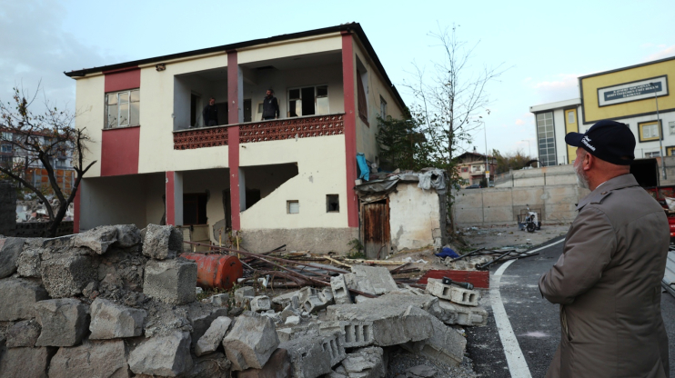 BAŞKAN ÇOLAKBAYRAKDAR, ‘BAŞKANIM BİZİ KURTAR OĞLUM’ DİYEN DUDU TEYZE’NİN HAYIR DUASINI ALDI