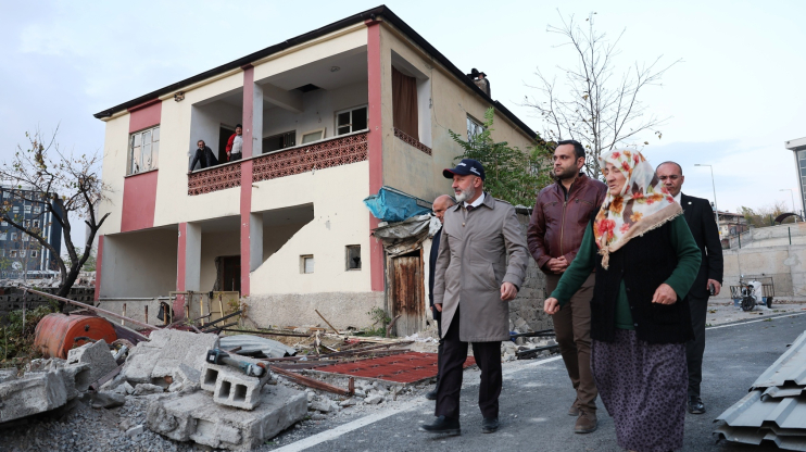 BAŞKAN ÇOLAKBAYRAKDAR, ‘BAŞKANIM BİZİ KURTAR OĞLUM’ DİYEN DUDU TEYZE’NİN HAYIR DUASINI ALDI