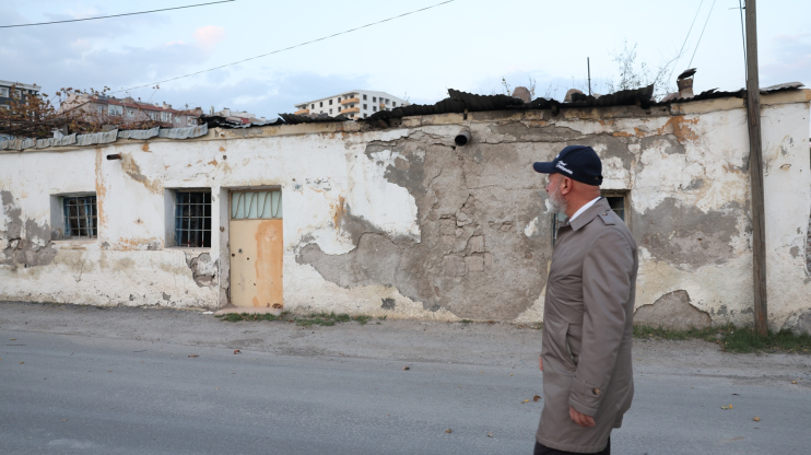 BAŞKAN ÇOLAKBAYRAKDAR, ‘BAŞKANIM BİZİ KURTAR OĞLUM’ DİYEN DUDU TEYZE’NİN HAYIR DUASINI ALDI