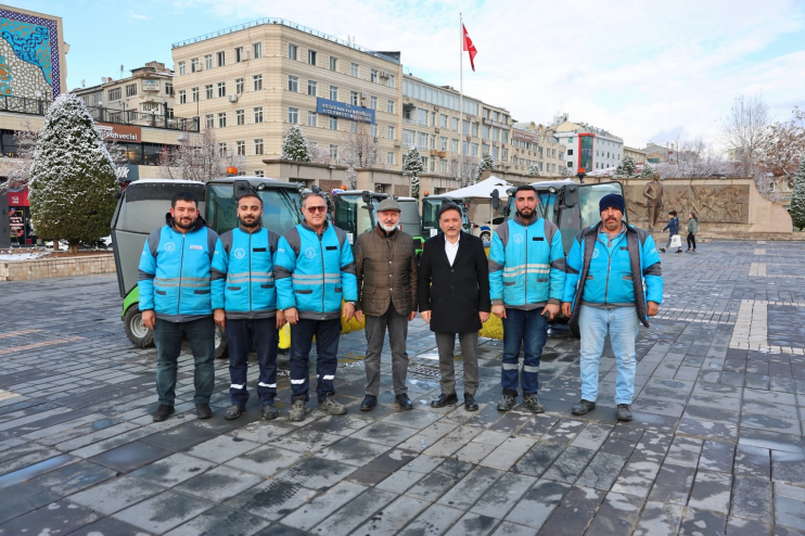 BAŞKAN ÇOLAKBAYRAKDAR: “KAR BEREKET VE RAHMETTİR, HİZMETİMİZ 24 SAAT DEVAM EDİYOR”