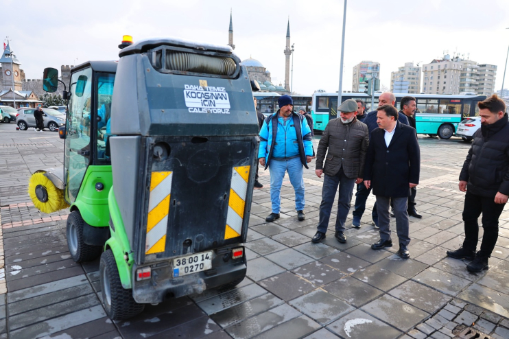 BAŞKAN ÇOLAKBAYRAKDAR: “KAR BEREKET VE RAHMETTİR, HİZMETİMİZ 24 SAAT DEVAM EDİYOR”