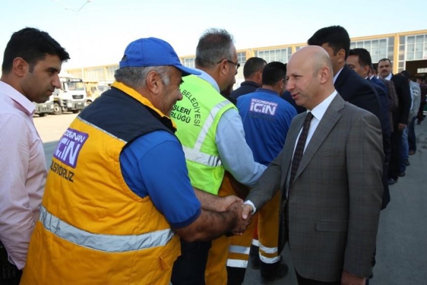 BAŞKAN ÇOLAKBAYRAKDAR BELEDİYE ÇALIŞANLARIYLA BAYRAMLAŞTI