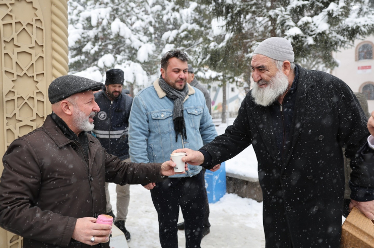 BAŞKAN ÇOLAKBAYRAKDAR: “SOĞUK GÜNLERDE GÖNÜLLERİ ISITIYORUZ”