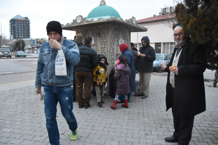 BAŞKAN ÇOLAKBAYRAKDAR: “SOĞUK GÜNLERDE GÖNÜLLERİ ISITIYORUZ”