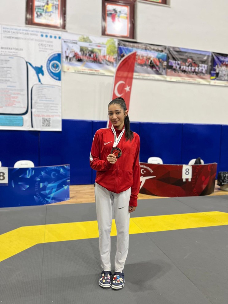 BAŞKAN ÇOLAKBAYRAKDAR: “ALTYAPIDAN YETİŞEN EVLATLARIMIZLA SPORDA ZİRVEYE YÜRÜYORUZ”