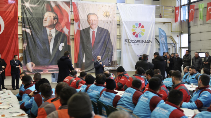 BAŞKAN ÇOLAKBAYRAKDAR’IN MÜJDESİ GÖNÜLLERİ FETHETTİ, İŞÇİLER COŞKUYLA KARŞILADI