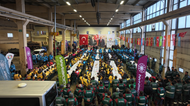 BAŞKAN ÇOLAKBAYRAKDAR’IN MÜJDESİ GÖNÜLLERİ FETHETTİ, İŞÇİLER COŞKUYLA KARŞILADI
