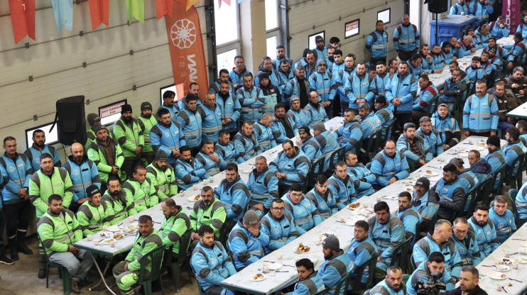 BAŞKAN ÇOLAKBAYRAKDAR’IN MÜJDESİ GÖNÜLLERİ FETHETTİ, İŞÇİLER COŞKUYLA KARŞILADI