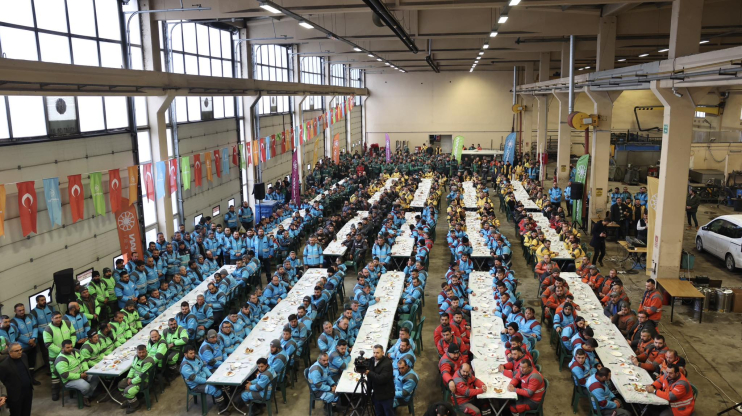 BAŞKAN ÇOLAKBAYRAKDAR’IN MÜJDESİ GÖNÜLLERİ FETHETTİ, İŞÇİLER COŞKUYLA KARŞILADI