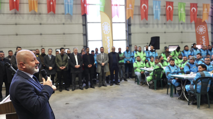 BAŞKAN ÇOLAKBAYRAKDAR’IN MÜJDESİ GÖNÜLLERİ FETHETTİ, İŞÇİLER COŞKUYLA KARŞILADI