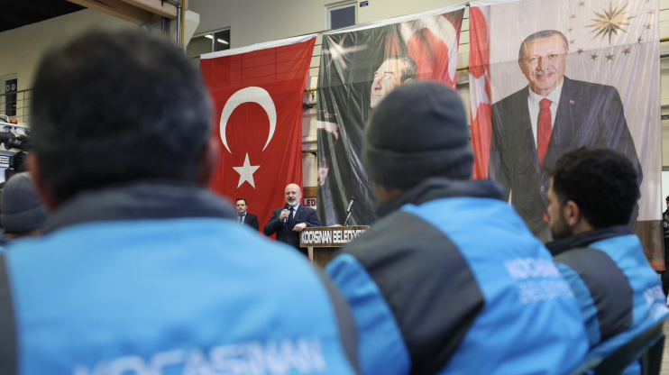 BAŞKAN ÇOLAKBAYRAKDAR’IN MÜJDESİ GÖNÜLLERİ FETHETTİ, İŞÇİLER COŞKUYLA KARŞILADI