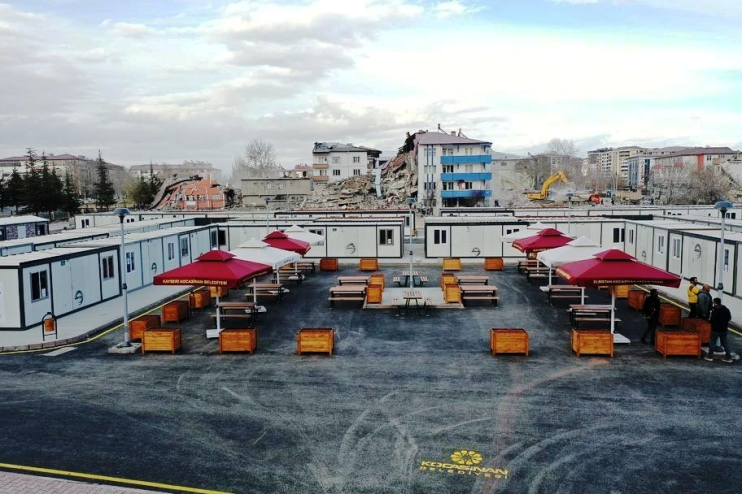 BAŞKAN ÇOLAKBAYRAKDAR: “DEPREMZEDE KARDEŞLERİMİZİN HER DAİM YANINDAYIZ”
